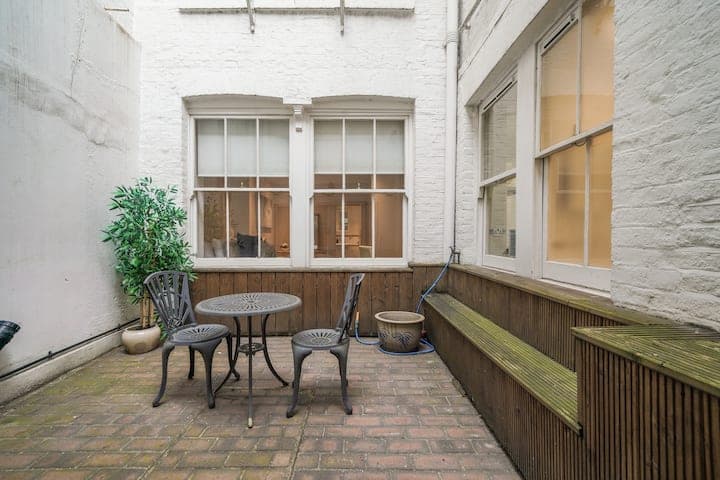 A Mayfair pad — view 3