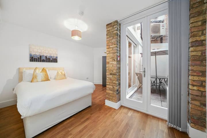 A South Kensington pad — view 3