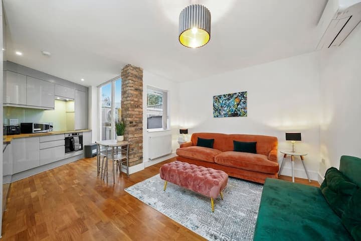 A South Kensington pad — view 3