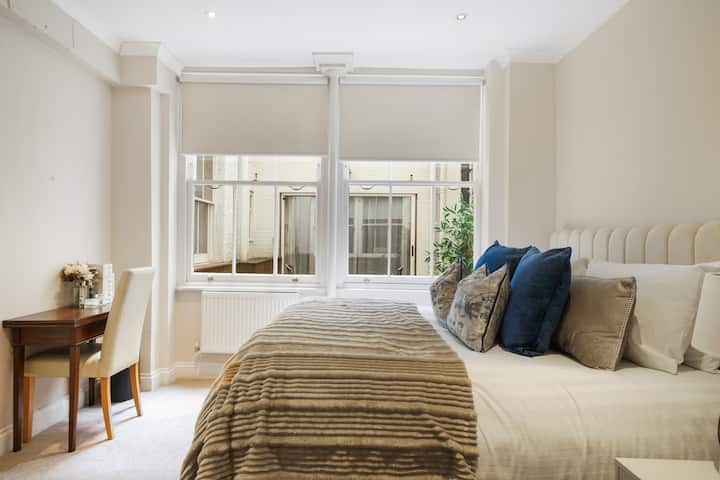 A Mayfair pad — view 2